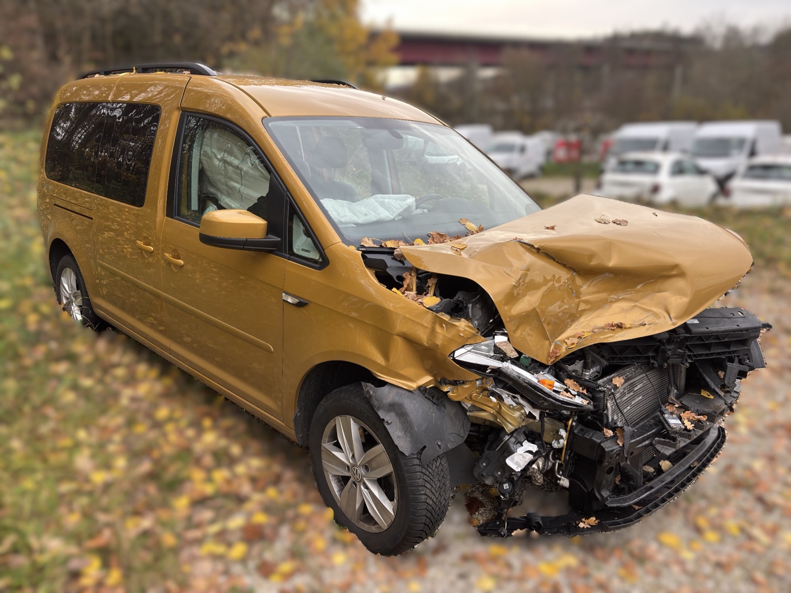 Frontschaden an einem VW Caddy nach einem Verkehrsunfall