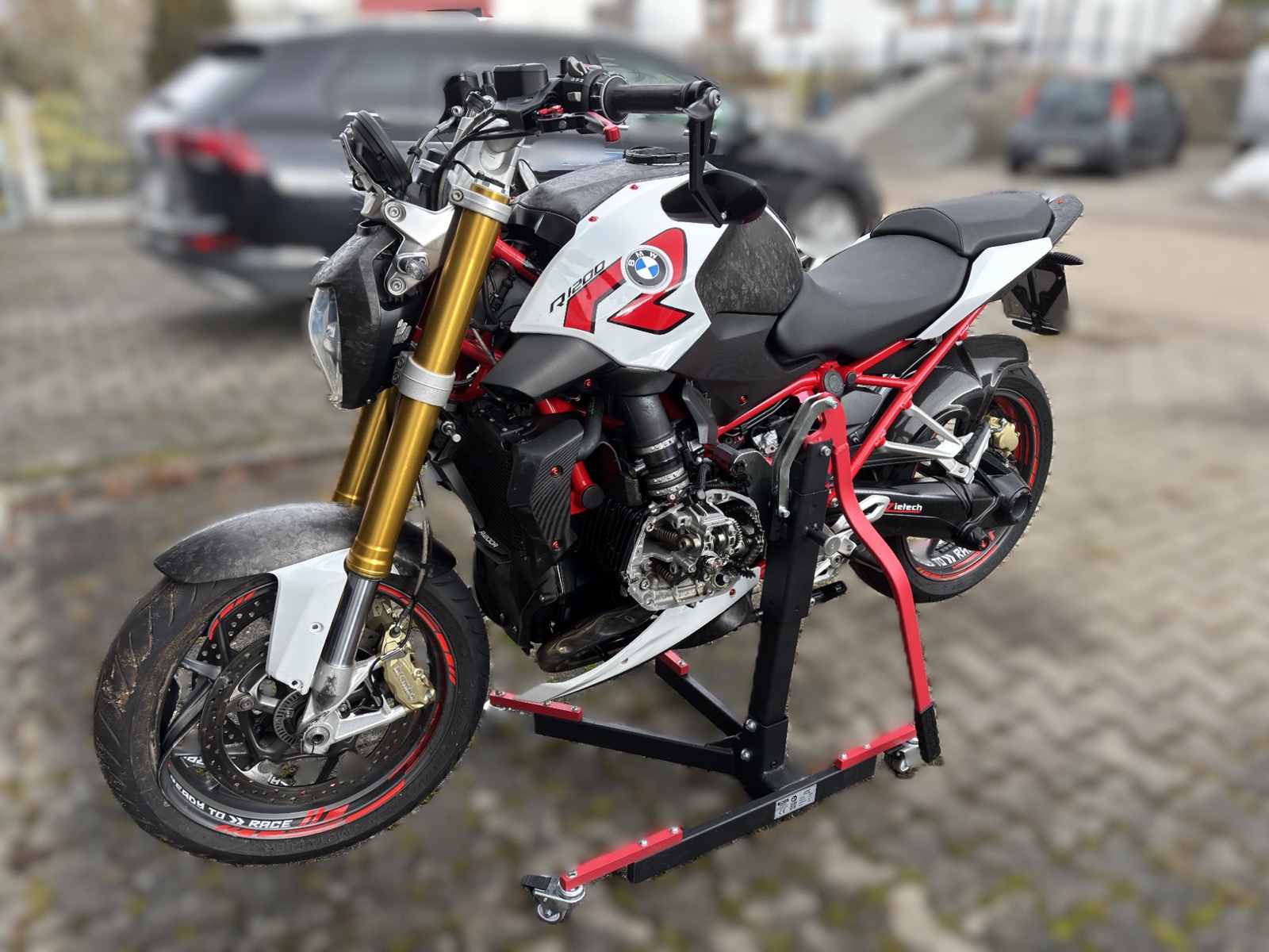 Begutachtung eines beschädigten BMW Motorrads