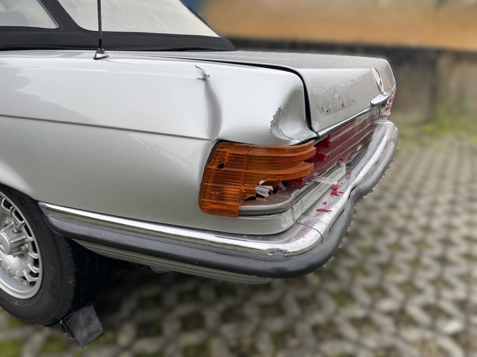Heckschaden an einem Mercedes Oldtimer