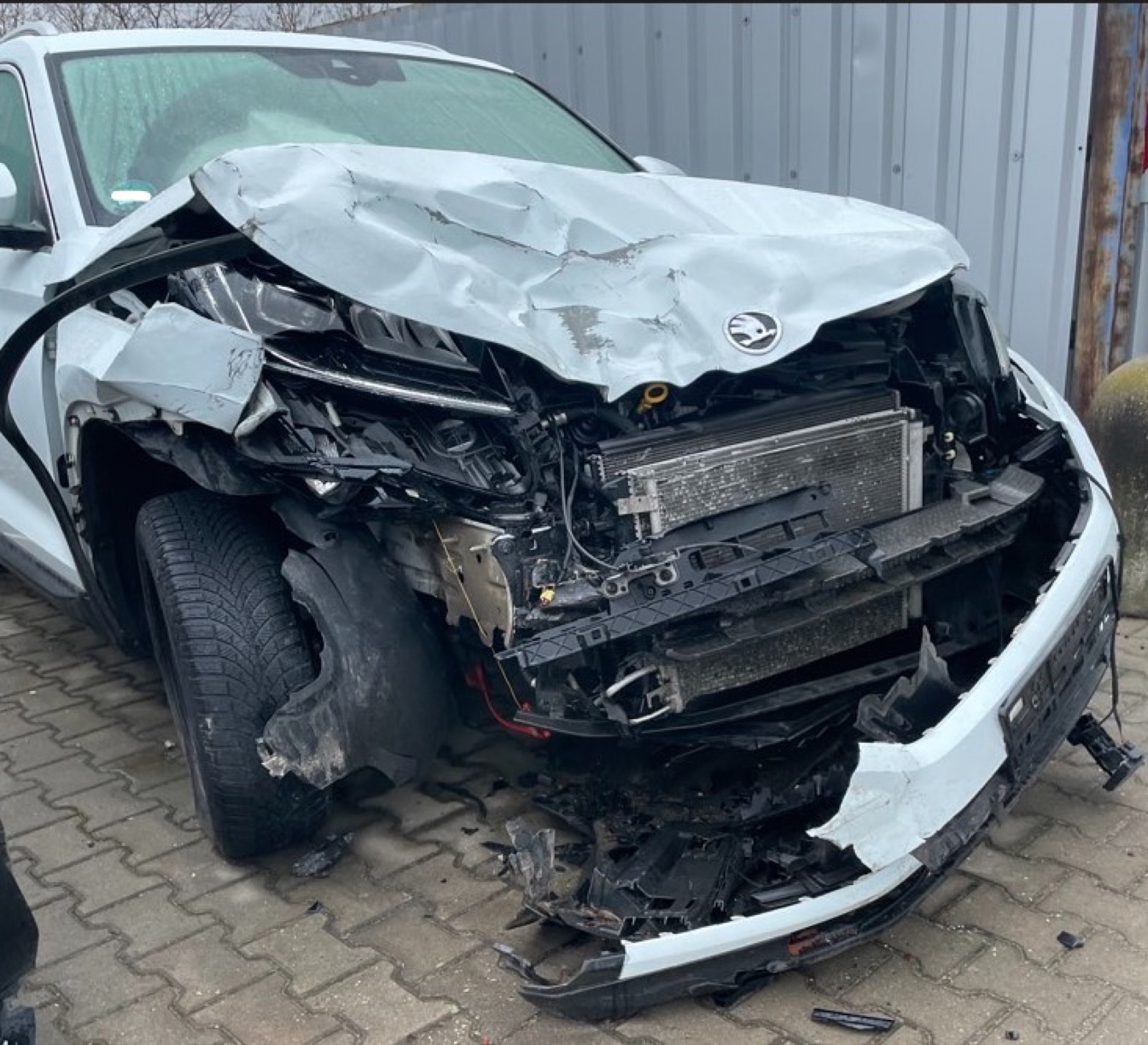 Schwerer Frontschaden an einem Škoda nach einem Aufprall
