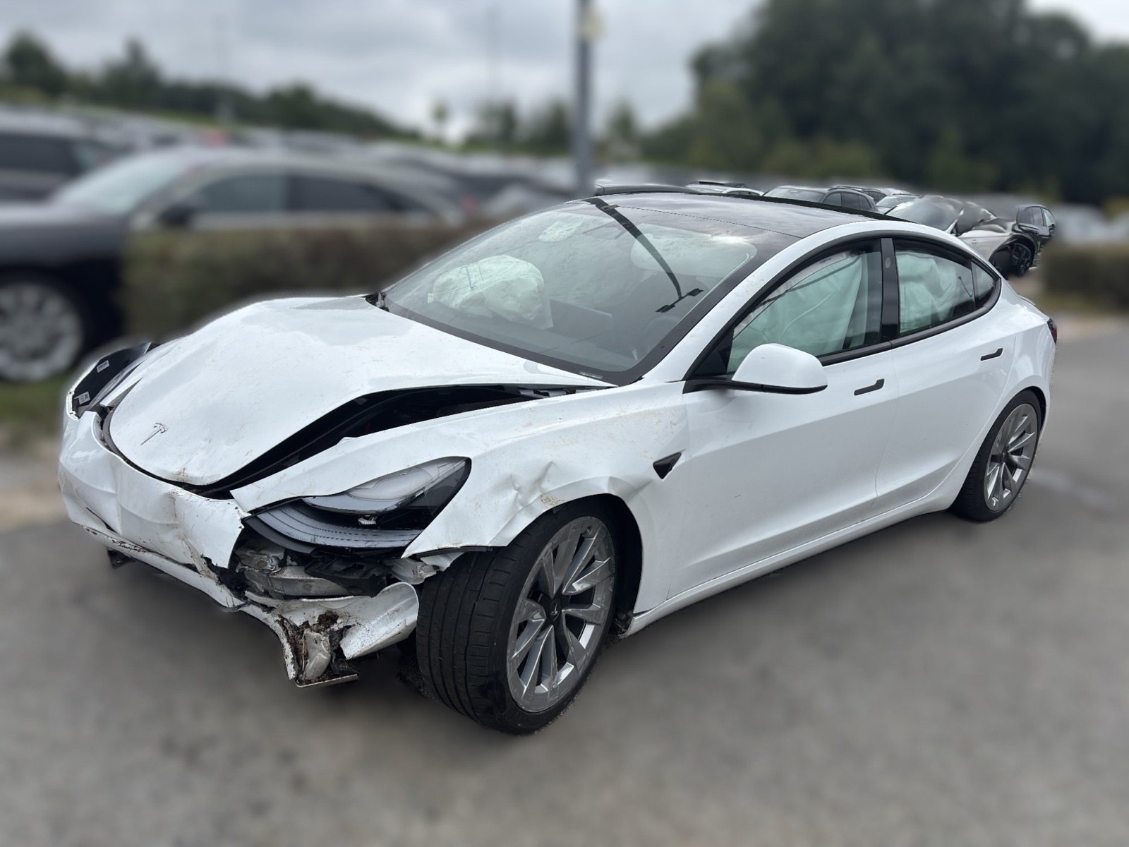 Unfallschaden an der Front eines Tesla Model 3