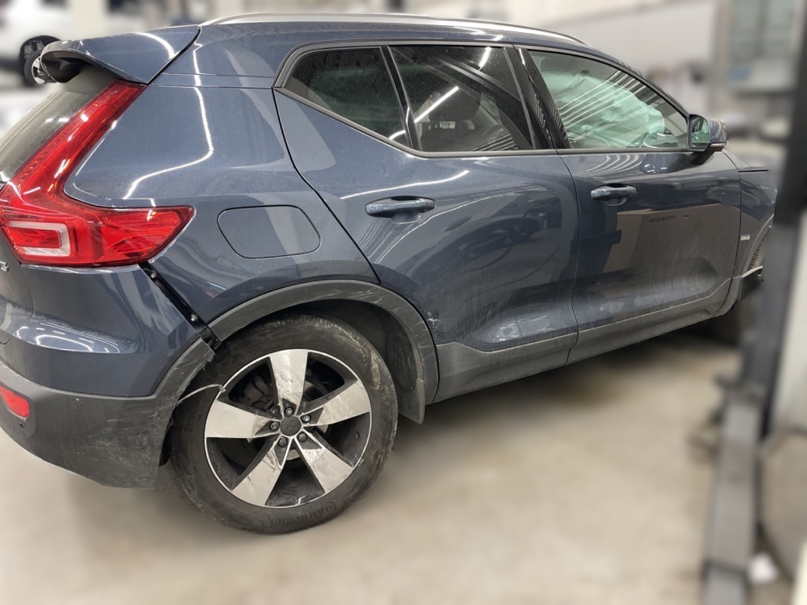 Streifschaden an der Seite eines Volvo XC40