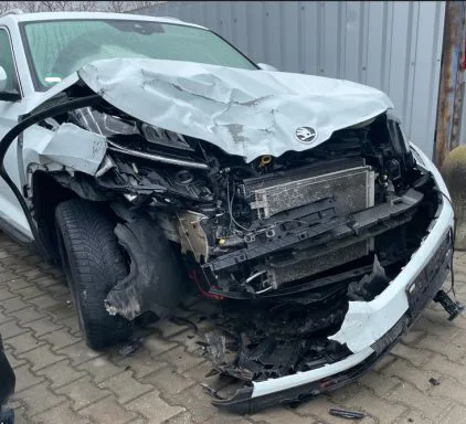 Unfallfahrzeug mit schwerem Frontschaden bei der Begutachtung